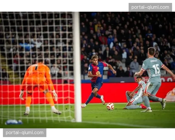 赛后述评：从数据看，巴萨三月防守表现不稳，中卫组合的协同拦截存在漏洞。