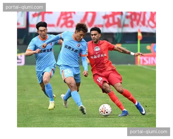 中超“足球进校园”活动走进云南乡村，前国脚与孩子们同场竞技